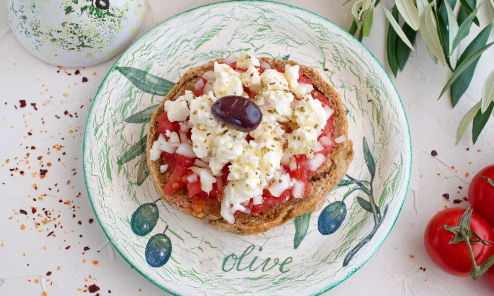 https://joinup.pl/api/cms/uploads/Greece_Dakos_traditional_greek_bruschetta_1_c3f9d2181a.jpg