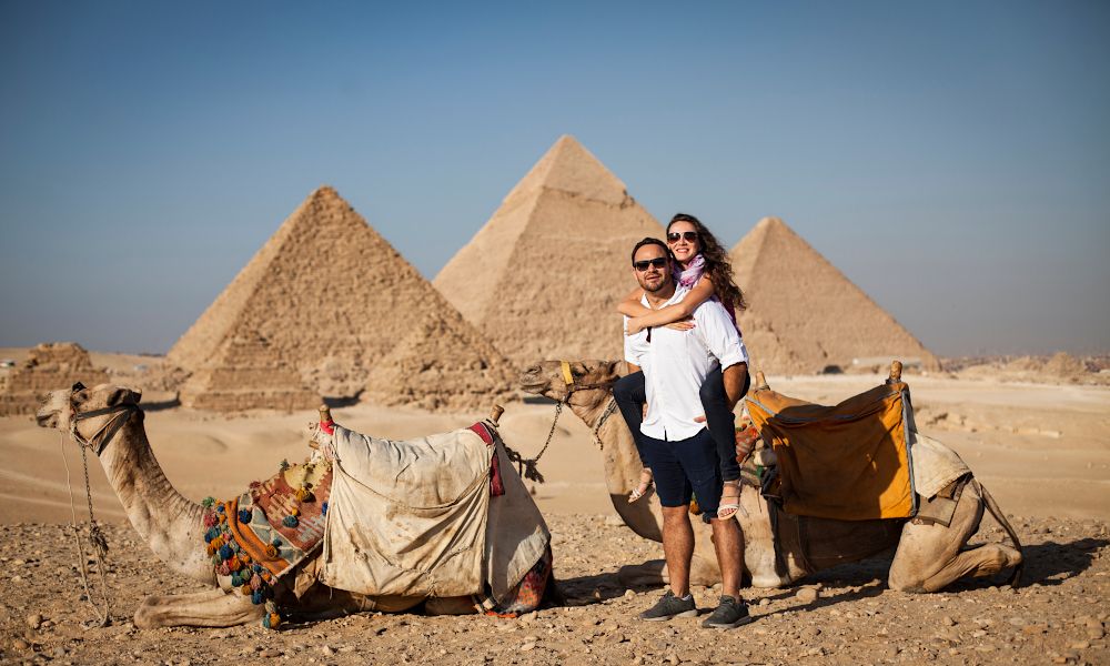 /api/cms/uploads/egypt_couple_om_Giza_pyramids_09839831d2.jpg
