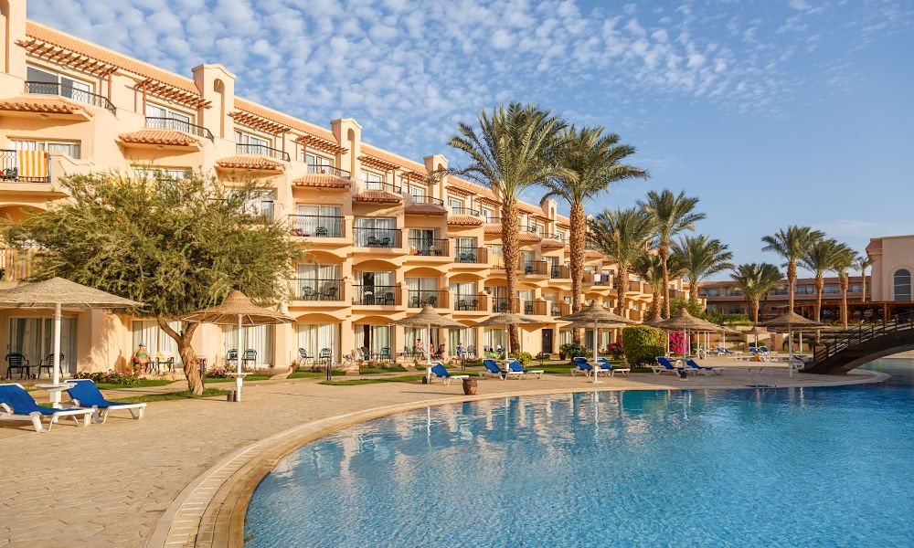 /api/cms/uploads/egypt_hurghada_swimming_pool_20357fe4cc.jpg