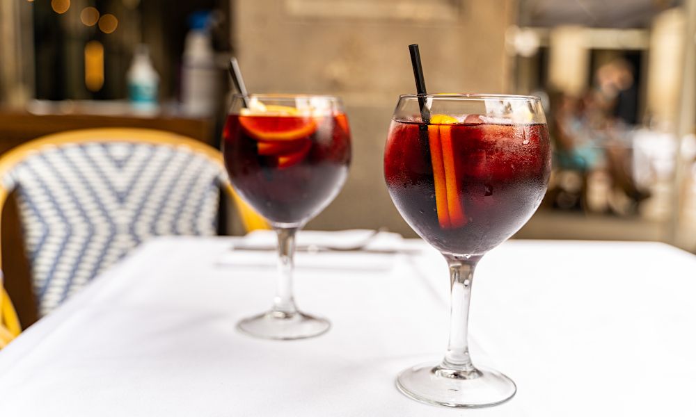 https://joinup.pl/api/cms/uploads/spain_sangria_traditional_drink_21fa2951f4.jpg