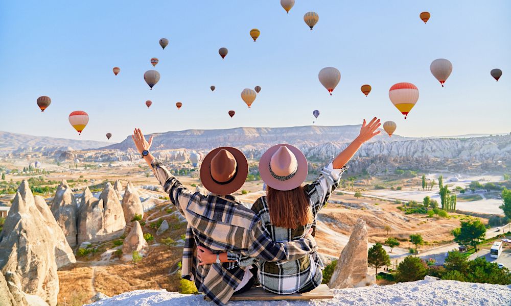 /api/cms/uploads/turkey_couple_in_cappadokkia_6dd1354776.jpg